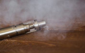 Singapur impone prisión y latigazos a proveedores de vapeadores