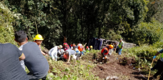 Autobús vuelca en Huauchinango; saldo de 3 muertos y 21 heridos