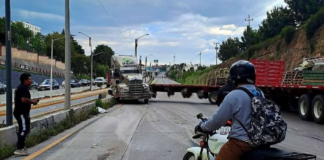 Accidente de tráiler causa cierre total en Periférico-Ecológico