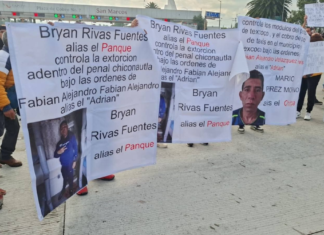 Bloquean caseta de San Marcos por supuestas extorsiones en Cereso de Chiconautla