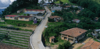 Bety Sánchez inaugura pavimentación de calle escolar en Cuacuila