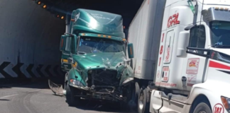 Choque entre tráileres bloquea la Puebla-Orizaba; no hay lesionados