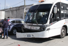 Metrobús y camioneta chocan en la 30 poniente y 11 norte