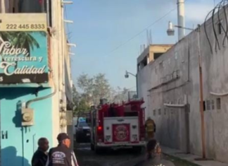 Explosión provoca incendio en baños de Cuautlancingo
