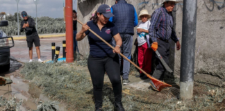 Lupita Cuautle realiza limpieza y mantenimiento en Tlaxcalancingo