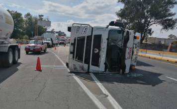 Volcadura en la México-Puebla causa cierre parcial