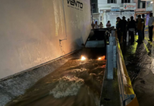Fuertes lluvias arrastran dos vehículos en Acatlán de Osorio