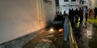 Fuertes lluvias arrastran dos vehículos en Acatlán de Osorio