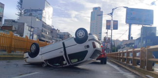 Volcadura en distribuidor Juárez-Serdán provoca fuerte tráfico