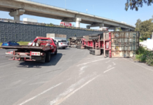 Tráiler vuelca en rotonda de la México-Puebla; no hay lesionados
