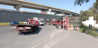 Tráiler vuelca en rotonda de la México-Puebla; no hay lesionados