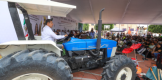 Armenta entrega maquinaria y apoyos para el campo en Cuapiaxtla