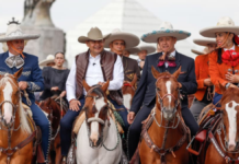 Armenta encabeza cabalgata por Día del Charro