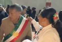 Edil de Atoyatempan porta banda presidencial durante el Grito y desata críticas