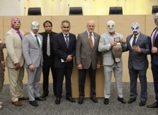 Figuras del CMLL reciben reconocimiento Orgullo Poblano en el Congreso