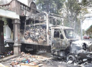 Normalistas realizan protestas en campo militar por Ayotzinapa