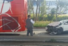 Automóvil impacta por detrás a un autobús en la México-Puebla