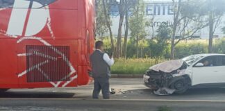 Automóvil impacta por detrás a un autobús en la México-Puebla