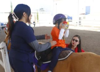 SMDIF Puebla firma convenio para profesionalizar la equinoterapia en el CMERI