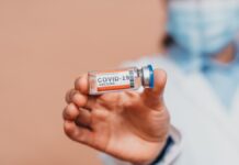 Trump pide publicar tasas de éxito de las vacunas contra COVID-19