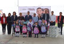 Omar Muñoz entrega kits escolares en San Lorenzo Almecatla