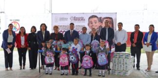 Omar Muñoz entrega kits escolares en San Lorenzo Almecatla