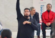 En Zacatlán, exestrella de la NBA pide a niñas y niños que nunca se rindan