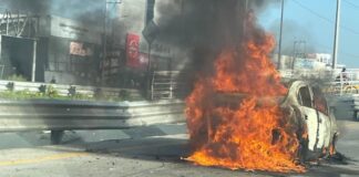 Automóvil se incendia tras carambola en Periférico Ecológico