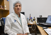 Investigador de la BUAP estudia bacteria que descompone plástico PET