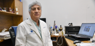 Investigador de la BUAP estudia bacteria que descompone plástico PET