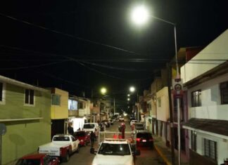 Más de 440 mil poblanos se benefician con luminarias en 80 colonias