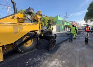 Supervisan trabajos de mantenimiento vial en colonia Aquiles Serdán