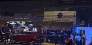 Detienen y golpean a presunto asaltante en marisquería de Puebla