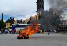 Normalistas bloquean bulevar 5 de Mayo y vandalizan unidades de RUTA