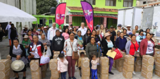 Pepe Chedraui entrega apoyos alimentarios en Azumiatla
