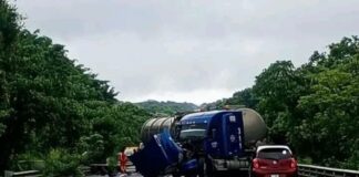 Choque entre tráiler y camioneta deja tres muertos en la México-Tuxpan