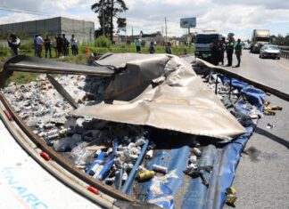Rapiñan tráiler con cerveza tras volcadura en la México-Puebla