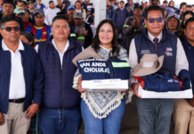 Lupita Cuautle entrega camiones y uniformes a servicio de recolección