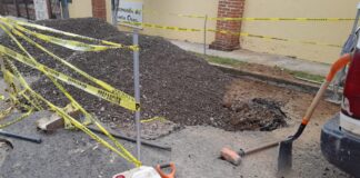 Atienden socavón en Bello Horizonte; un vehículo cayó en el hundimiento