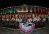 Colores patrios iluminan el zócalo de Zacatlán