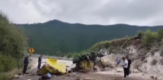 Dos personas mueren tras volcadura de tráiler en Cumbres de Maltrata