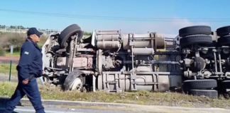 Tráiler pierde control y vuelca en San José Chiapa