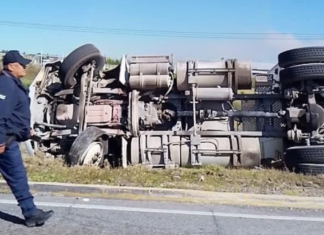 Tráiler pierde control y vuelca en San José Chiapa