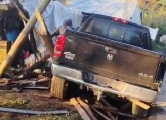 Camioneta impacta contra vivienda en la Interserrana y causa un muerto