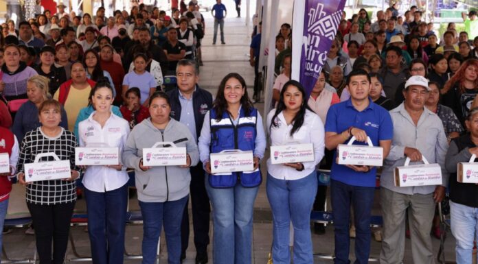 Lupita Cuautle entrega 5 mil focos ahorradores a 500 familias
