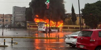 Normalistas incendian unidad de RUTA durante manifestación