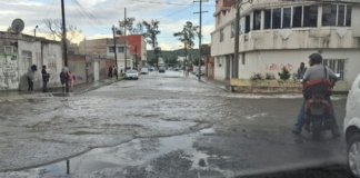 Fuerte lluvia afectan vialidades en Xonaca y Mercado Morelos