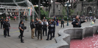 Detienen a repartidor que agredió a manifestantes en el Zócalo; evaluarán daños