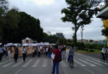Marcha pacífica de jóvenes recorre calles de Puebla