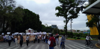 Marcha pacífica de jóvenes recorre calles de Puebla